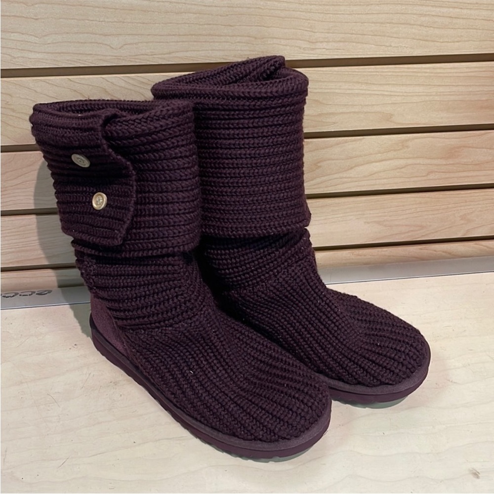 Gently used UGG cardy boot in burgundy size 9
